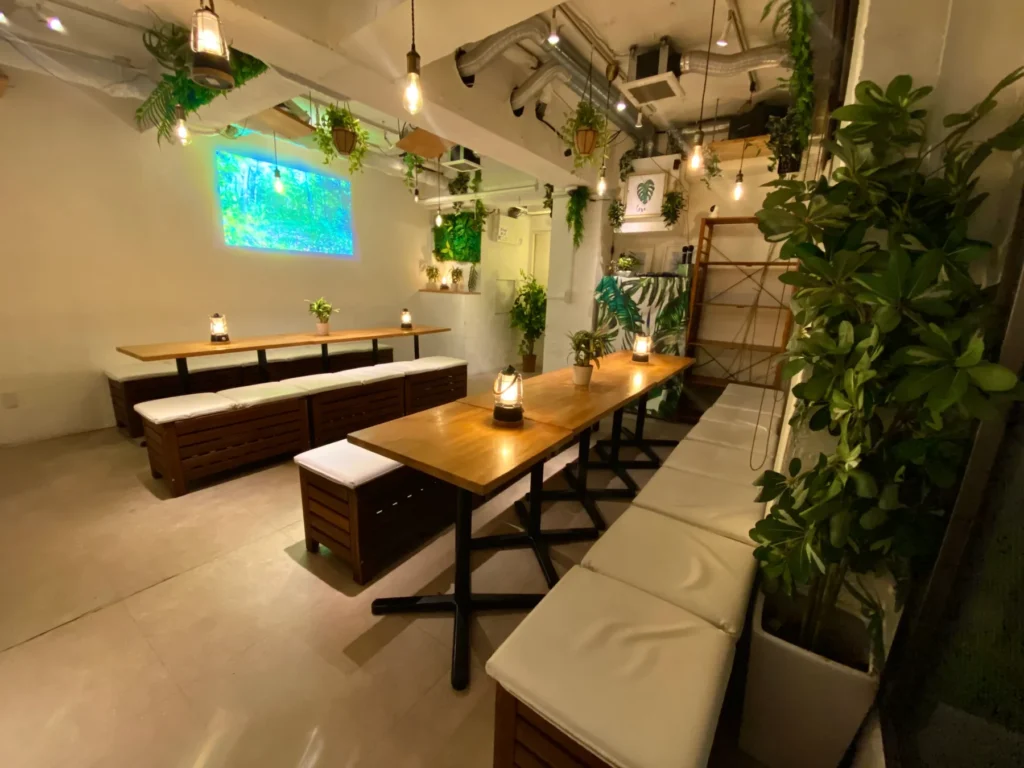 渋谷で大人数の貸切をするなら「渋谷ガーデンルーム４F」当店は大人数での貸切には最適です！貸切でのご利用で音響機器やマイク・プロジェクタ―などが【無料】でご利用いただけます！豊富な飲み放題付きのコースも多数ご用意！
