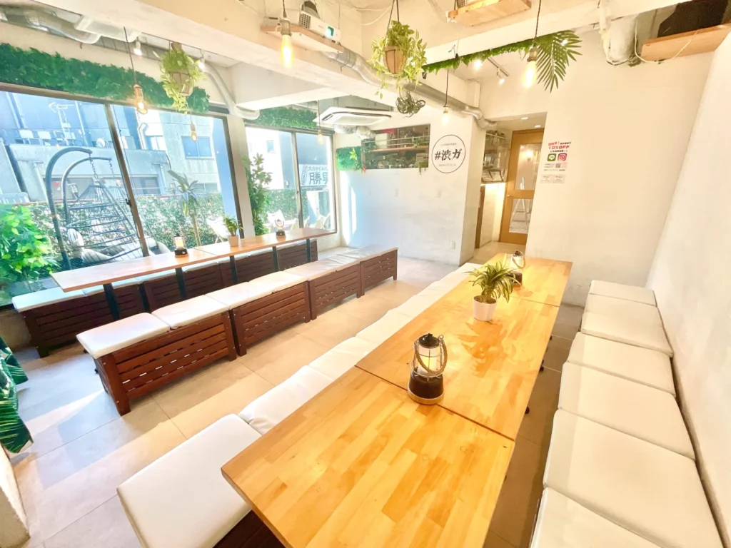 『渋谷ガーデンルーム』は、貸切に特化したオシャレ居酒屋です！
大画面プロジェクターを使った20人・３0人・40人など大人数貸切はお任せください！
